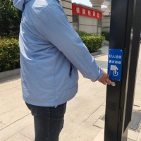 增设“行人过街请求按钮”、优化信号配时 郑州部分交通信号灯有新变化