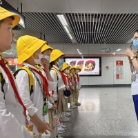 别样“六一”  郑州小学生乘“法治号”地铁学法律