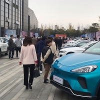 手机报·晚报丨新能源车平均降价3万元；新乡胖东来新店国庆节营业