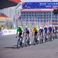 40公里极速争锋 2025沿黄国际自行车赛郑州经开区绕圈赛举行