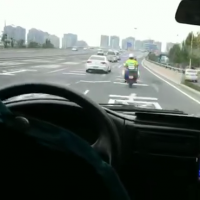 交警铁骑疾速接力，营造救护绿色通道