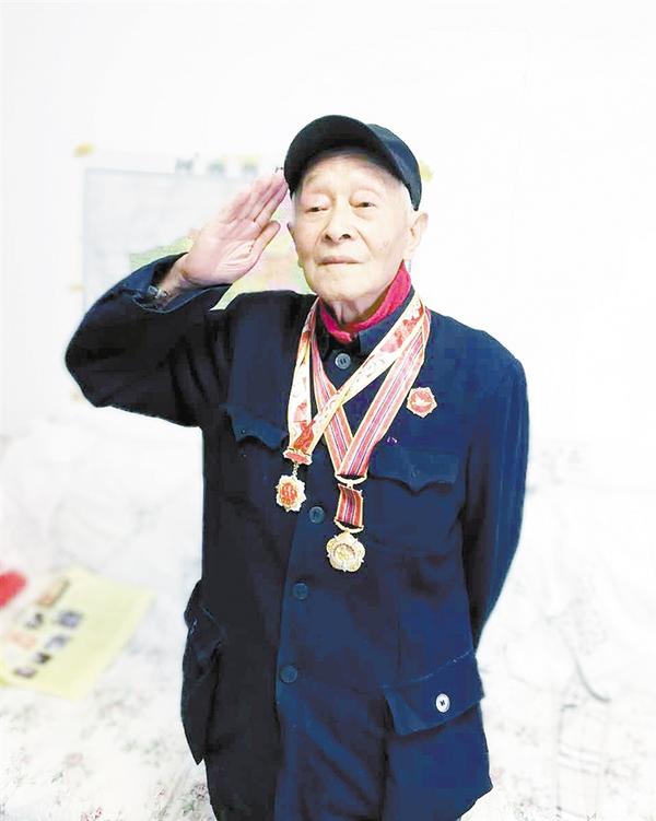 佩戴上纪念章 ,老战士张棣向参加过抗美援朝的战友们敬了一个崇高的