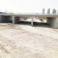 郑济铁路跨平原路框架中桥主体完工  附属作业施工中，附近路段封闭禁行3个月