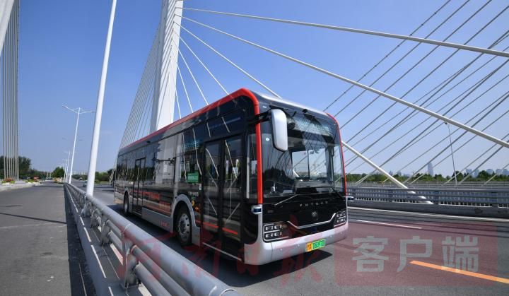 5G自动驾驶公交车  开启城市未来交通美好新生活.jpg