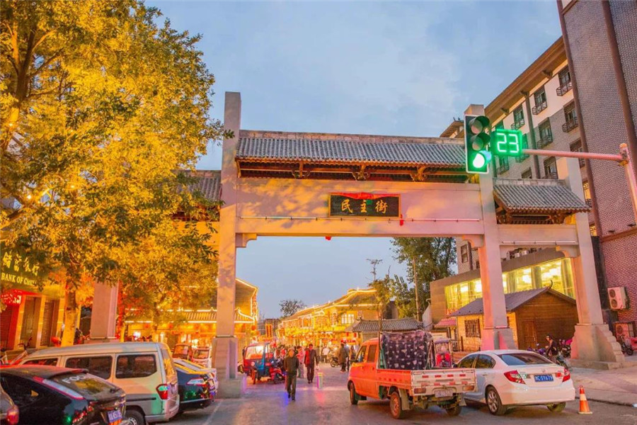 青年宫广场不远处有一条街叫民主街,它与老城区东大街交叉而过,是洛阳