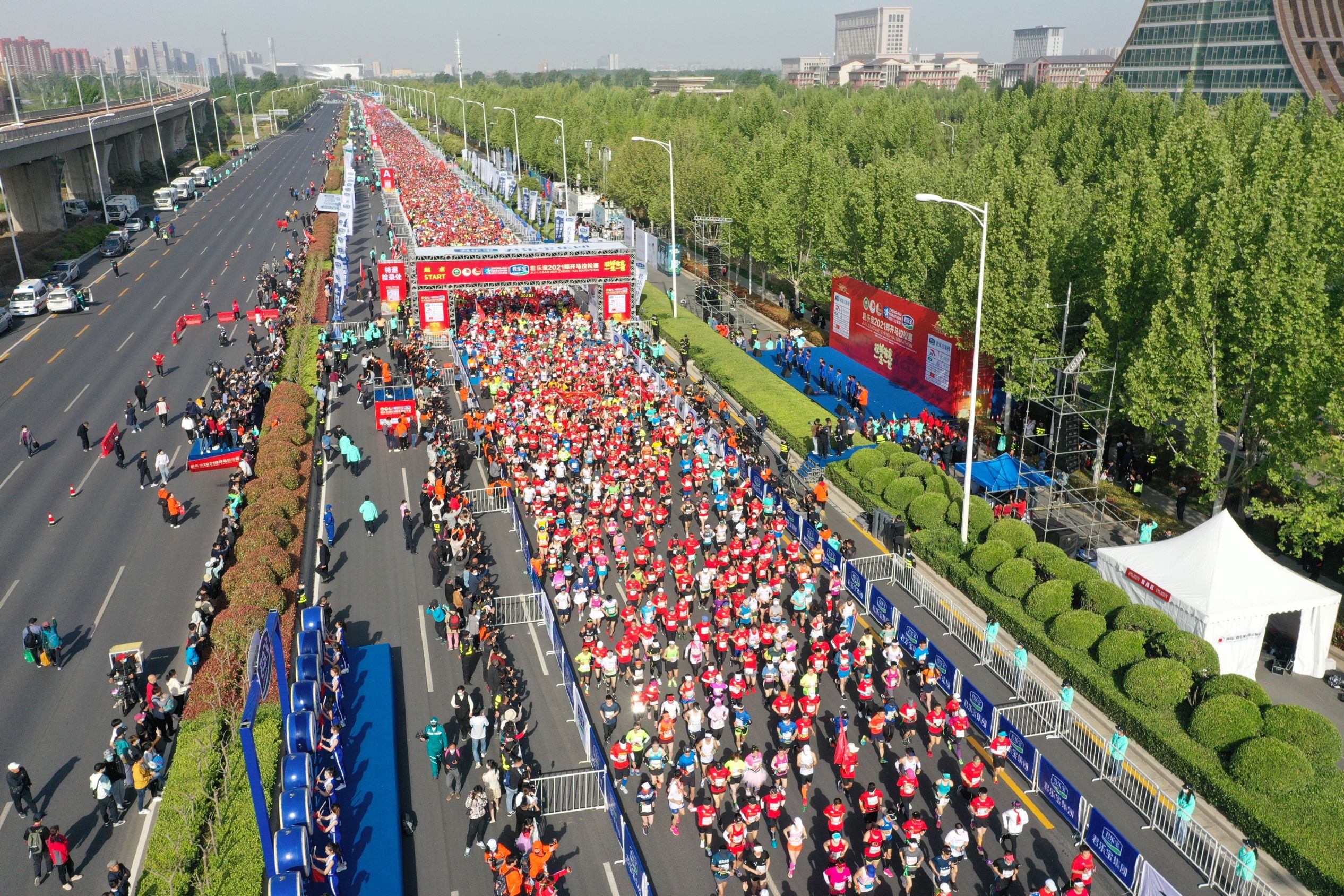 2021郑开马拉松鸣枪开跑