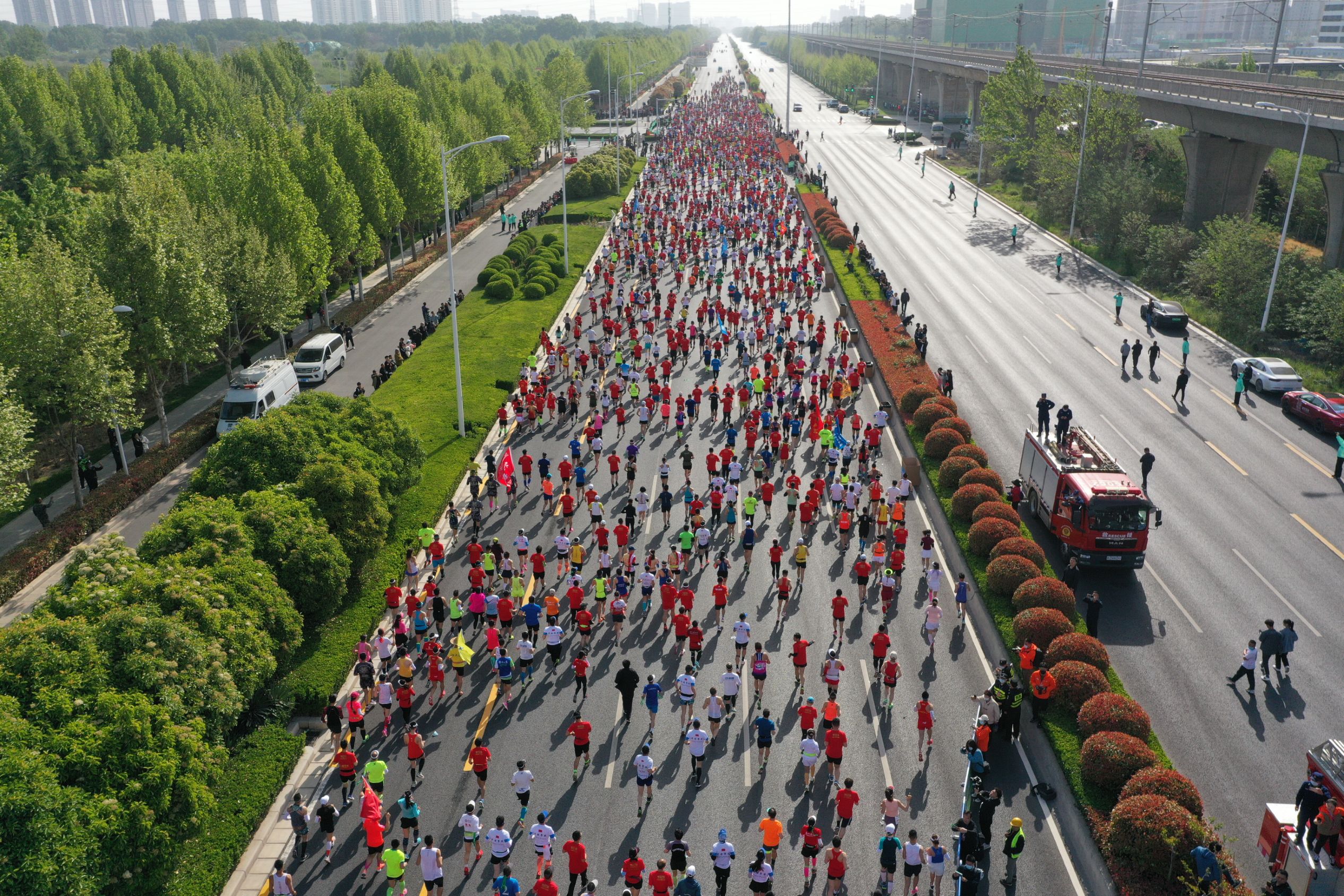 2021郑开马拉松鸣枪开跑