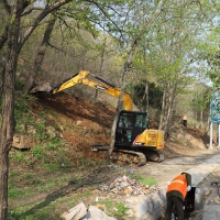 舞钢市：学党史办实事 建设干线公路红色小景