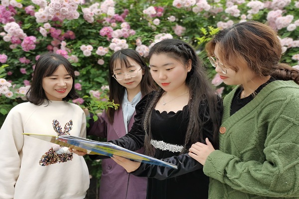 教师在蔷薇花下读书.jpg