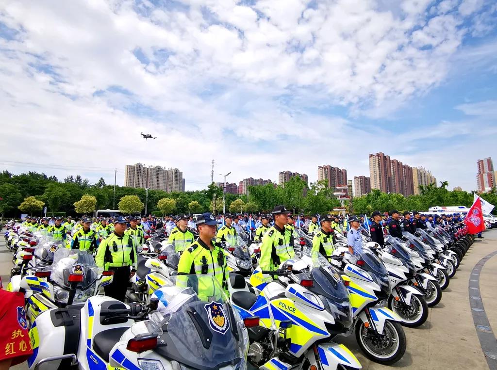 永城"铁骑义警队"近200辆摩托车亮相街头