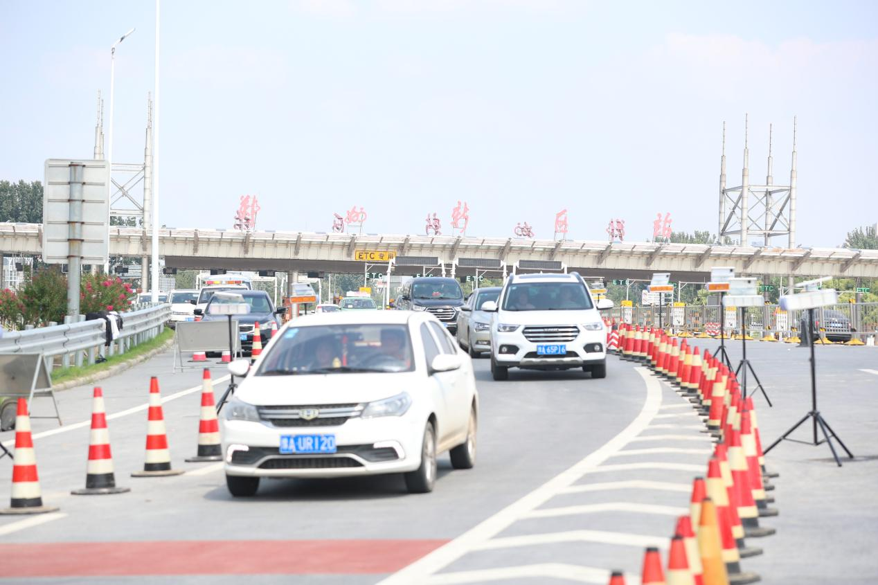 郑州新区收费站实现双向通行