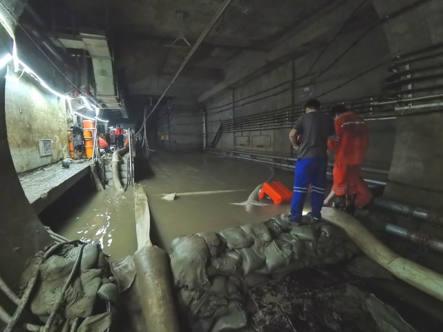 郑州地铁站内积水,排水难点在哪?地铁隧道何时能抢险结束?