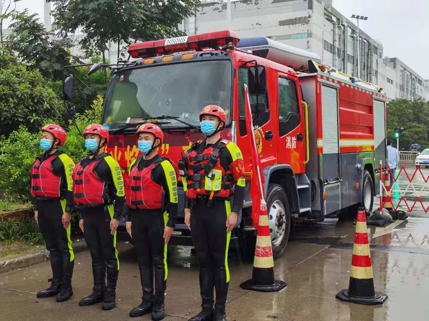 郑州消防2000余名指战员在全市86个救援站执勤待命