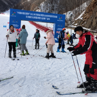 观摩滑雪比赛、免费学滑雪……河南这场滑雪公益推广活动完美收官