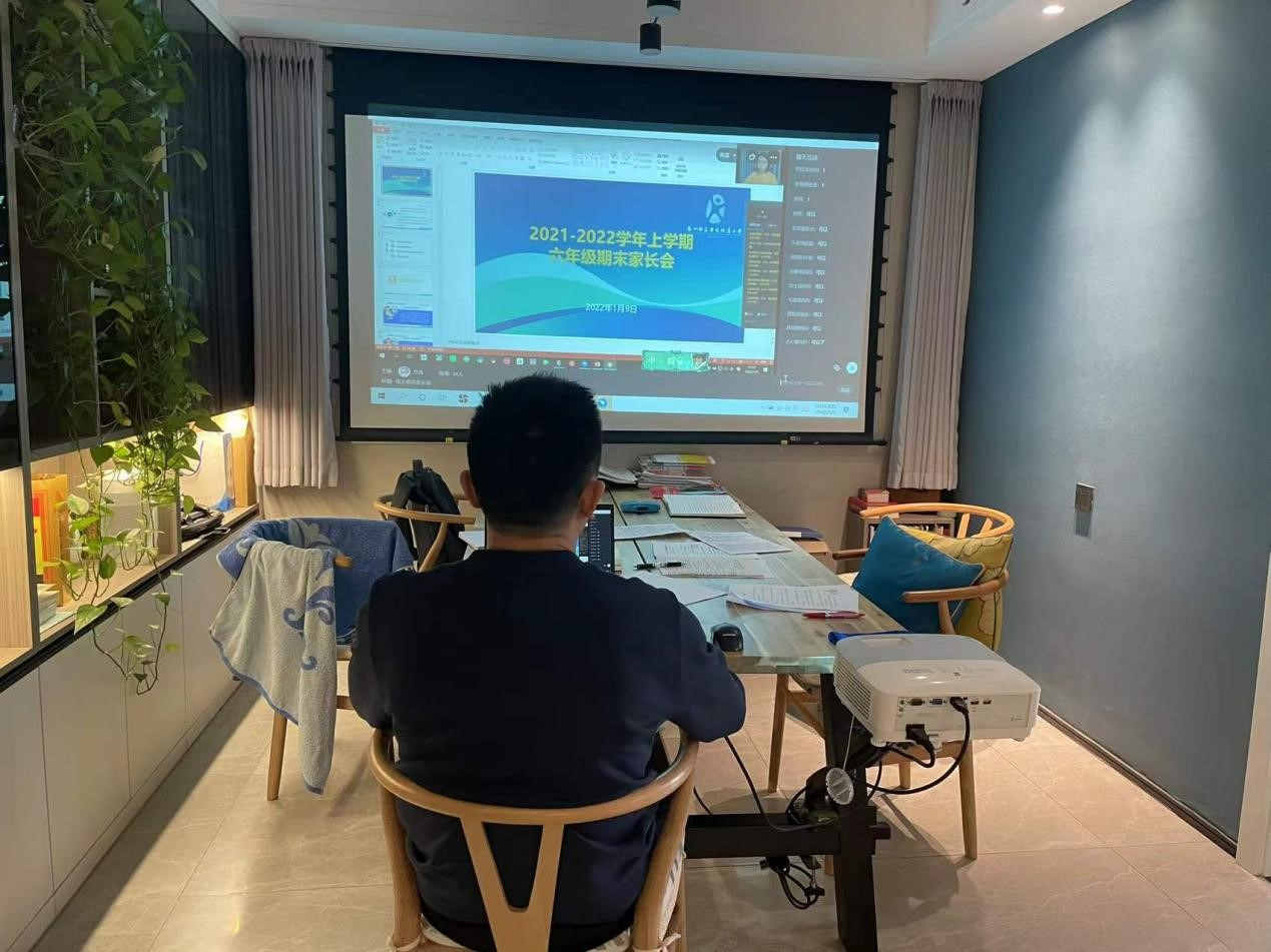 各班召开线上家长会.jpg