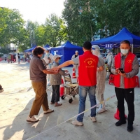 信阳人大：党员志愿者积极参与社区疫情防控