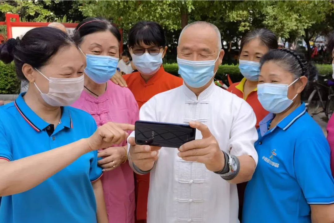 驻马店市视频拍摄现场，队员观看视频，相互交流学习.jpg