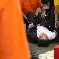 日本前首相安倍晋三在奈良遭枪击受伤倒地