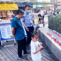 民警“摆摊”群众间，禁毒知识“大派送”
