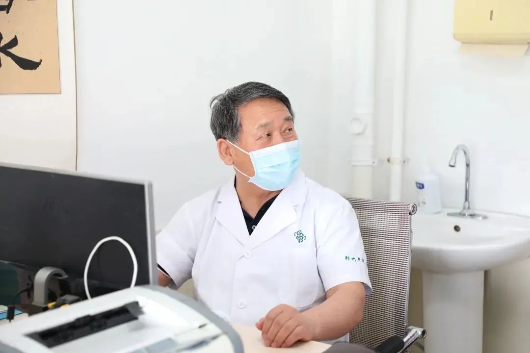 王国斌:主任医师,博士研究生导师,河南中医药大学教学名师,中华中医药