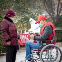 坐在轮椅上的退役军人志愿者