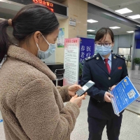 息县税务局：“两险”缴费不跑路 “扫码”办理真方便