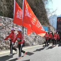 2000余名爱好者参与全民徒步活动