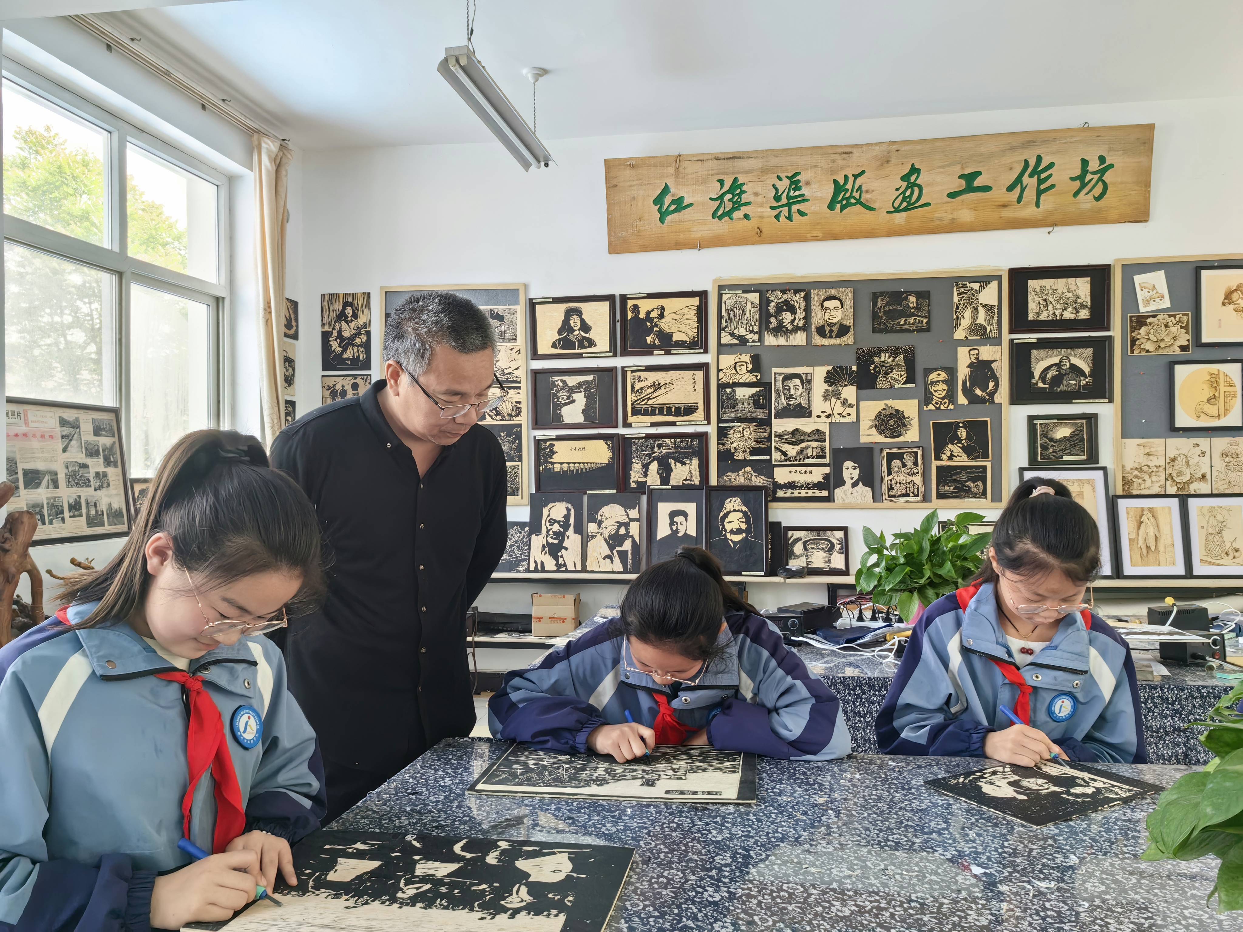 学生们一笔一笔刻出红旗渠木版画(1).jpg