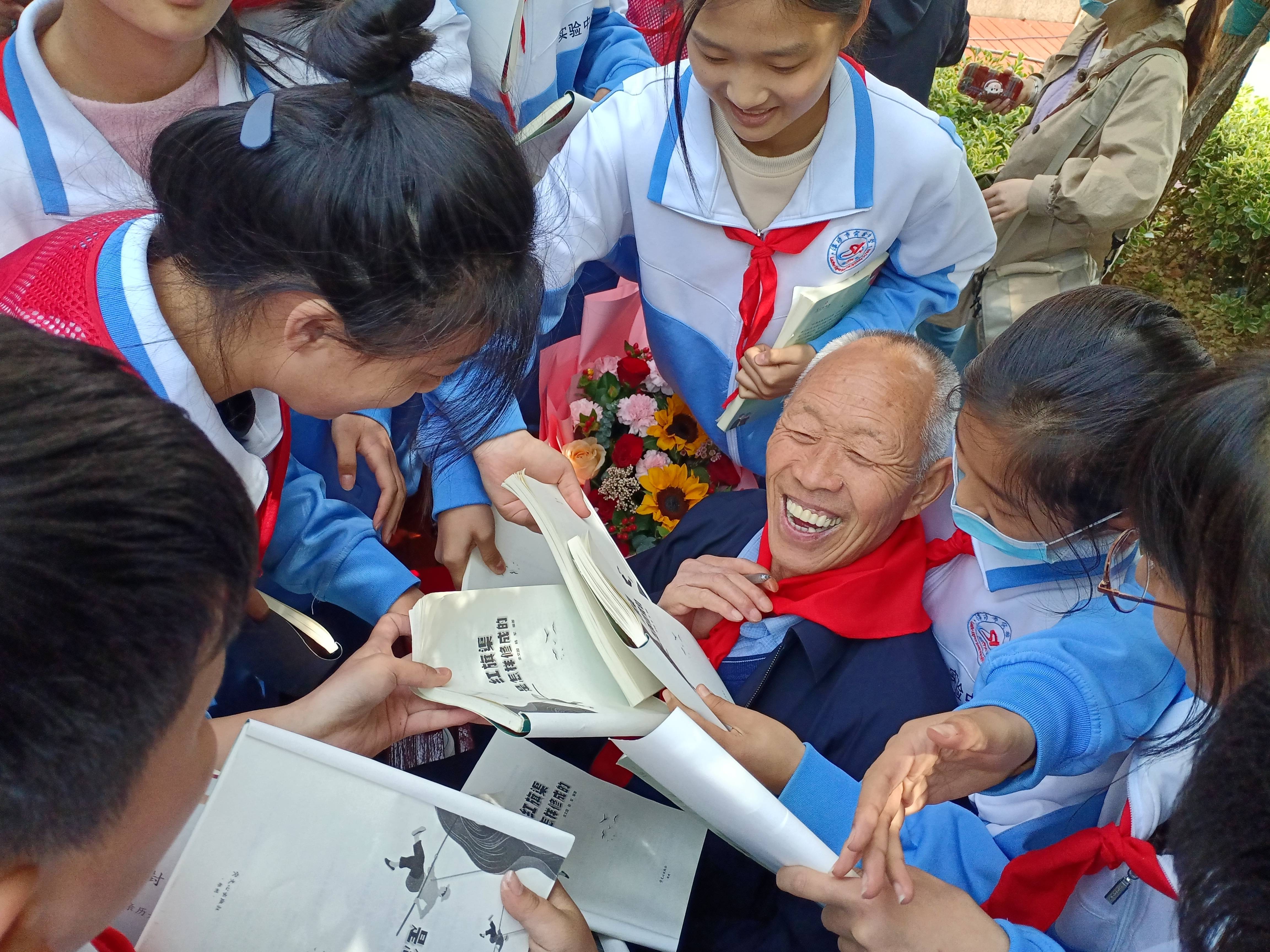 在一次诵读活动后，孩子们将张买江老人团团围住(1).jpg