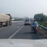 聋哑人骑电车误入高速路  河南高速交警路政联手忙救助
