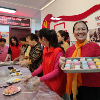 城西街道汉兴路社区开展“欢乐迎中秋 和睦邻里情”制作月饼活动