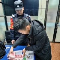 粗心旅客乘车落下重要行李  武汉铁路警方帮助悉数找回
