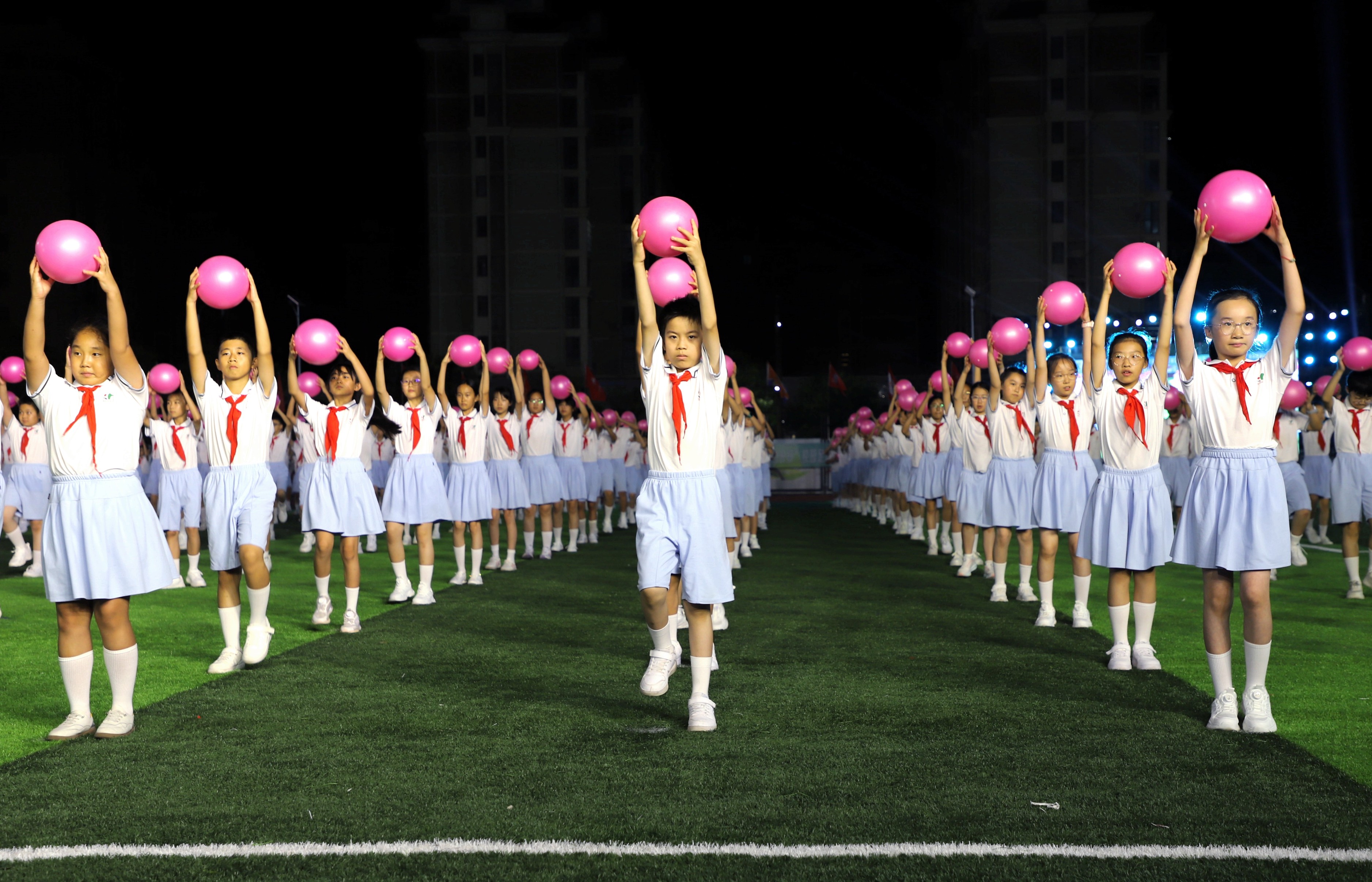 开幕式上，漯河市区7所学校相继展演团体操 (1).jpg
