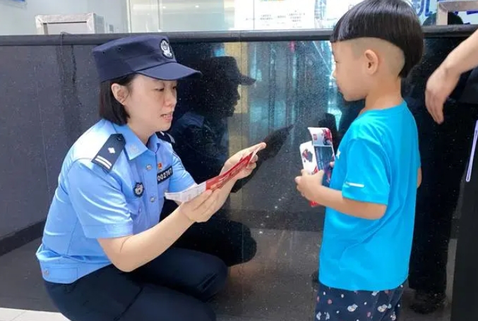孩子坐飞机没带证件咋办？河南机场公安设置“一分钟出证”自助机