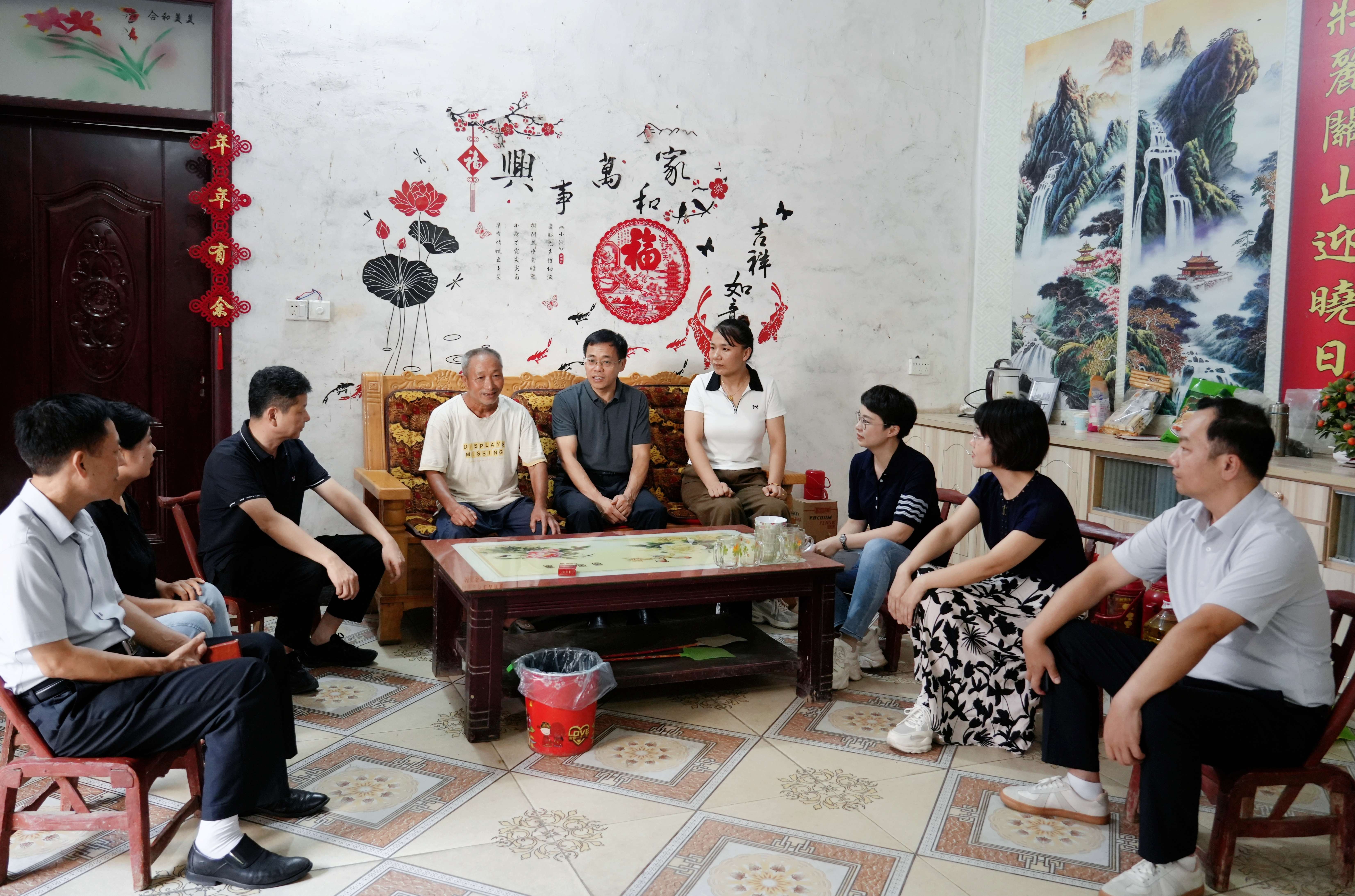 走访慰问脱贫户(1).jpg