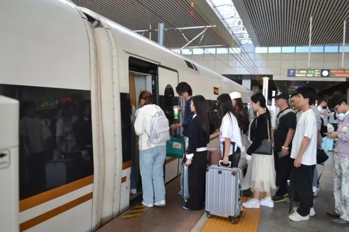 国铁集团郑州局国庆假期累计发送旅客568.5万人次 单日最高发送旅客89.7万人次