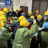 开滦集团冒顶事故2名被困人员成功升井 仍有4人被困