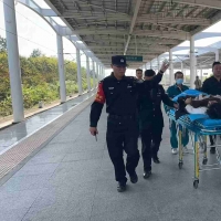 信阳东车站派出所民警协助救治突发疾病旅客1名