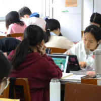 手机报·晚报丨考研报名人数持续下降，卷学历不香了？河南城市公交车新能源占比85.5％