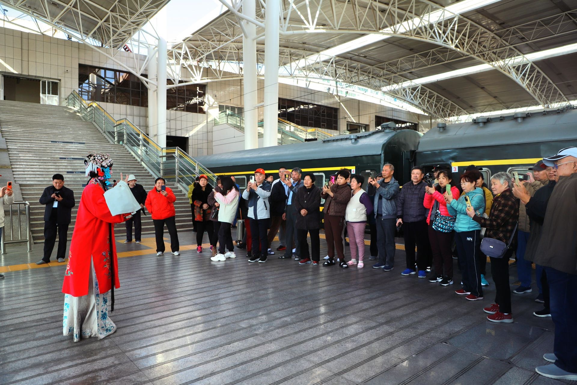 一路有“戏”！河南中原铁道旅游集团开行戏曲特色旅游专列