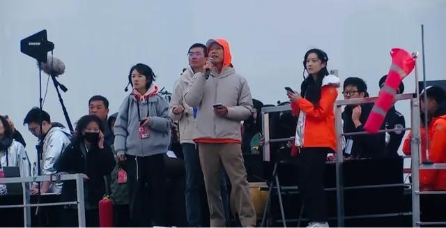 蔡国强在演出现场（封面新闻）