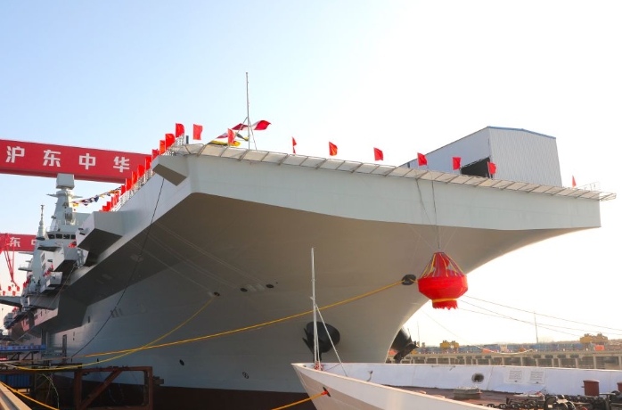 中国海军076两栖攻击舰首舰在上海下水，命名为四川舰，舷号为“51”