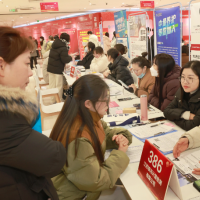 手机报·晚报丨国家发改委：全面取消在就业地参保户籍限制;京东家政开启“百县十万人招募计划” 