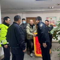 “交警上车那一刻我就安心了”