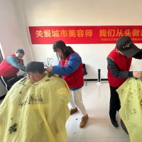 龙亭区环卫服务中心工会开展迎新春爱心理发活动