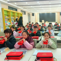 郑州校园响起红色旋律 毕雅思指导吹奏《国旗国旗真美丽》
