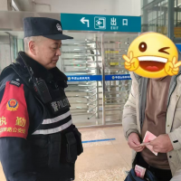 铁路民警速行动 找回旅客救急钱