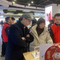 手机报·晚报丨手机市场回暖，今年或迎来“换机潮”；京东将逐步为骑手缴纳五险一金