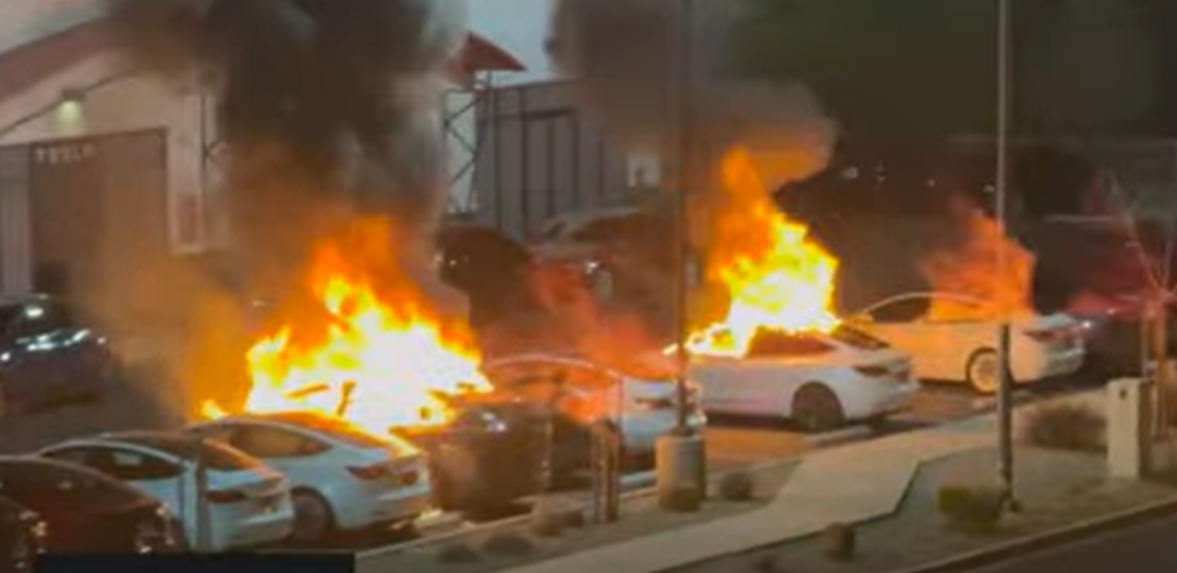 特斯拉汽车遭纵火事件.png