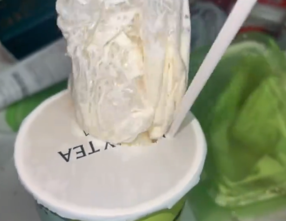 离谱！奶茶中喝出完整塑料袋，品牌紧急致歉